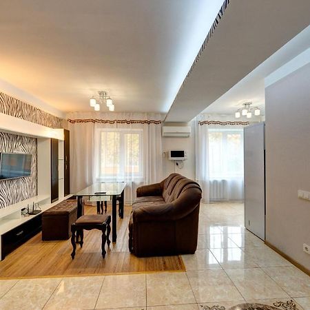 Excellent Apartment Druzhby Narodov Boulevard 3A. Lybedskaya Metro Station Kiev Dış mekan fotoğraf